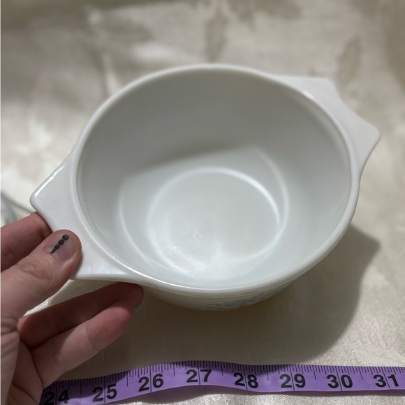 Vintage Pyrex White and Blue Floral Casserole Dish - Picture 6 of 10